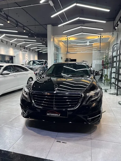 سيارة Mercedes-Benz S-Class سوداء لامعة داخل صالة المركز