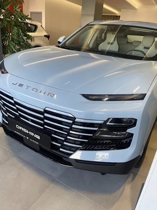 سيارة Jetour Dashing بلون فضي فاتح داخل المركز